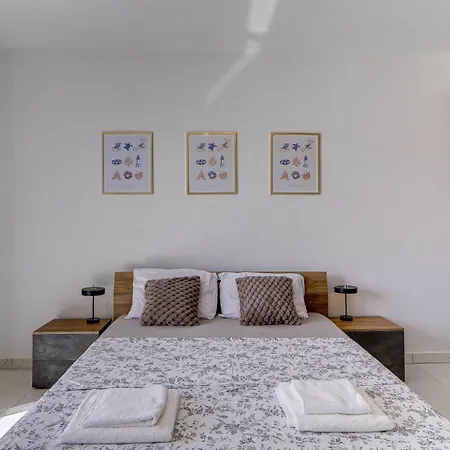 Scenic Seafront 3br By Mira